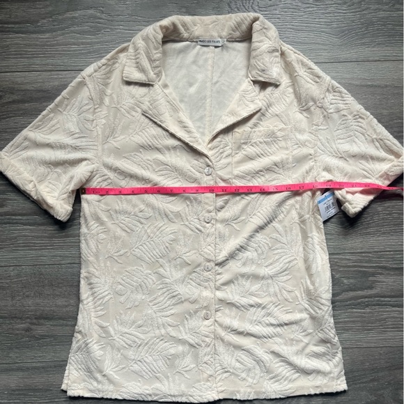 NEW Avec Les Filles Casual Short Sleeve Button Up Cream Subtle Palm Top Size S - Picture 2 of 7